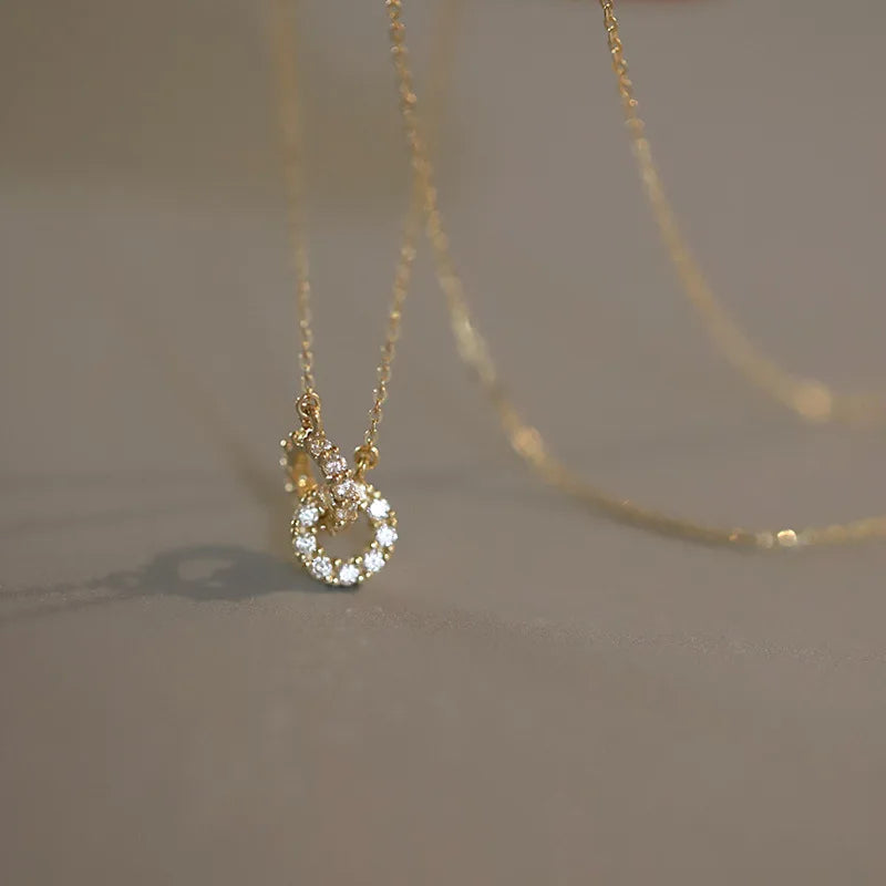 Collier Double Anneaux Entrelacés ALORA argentée – Pendentif Zircon Élégant et Raffiné
