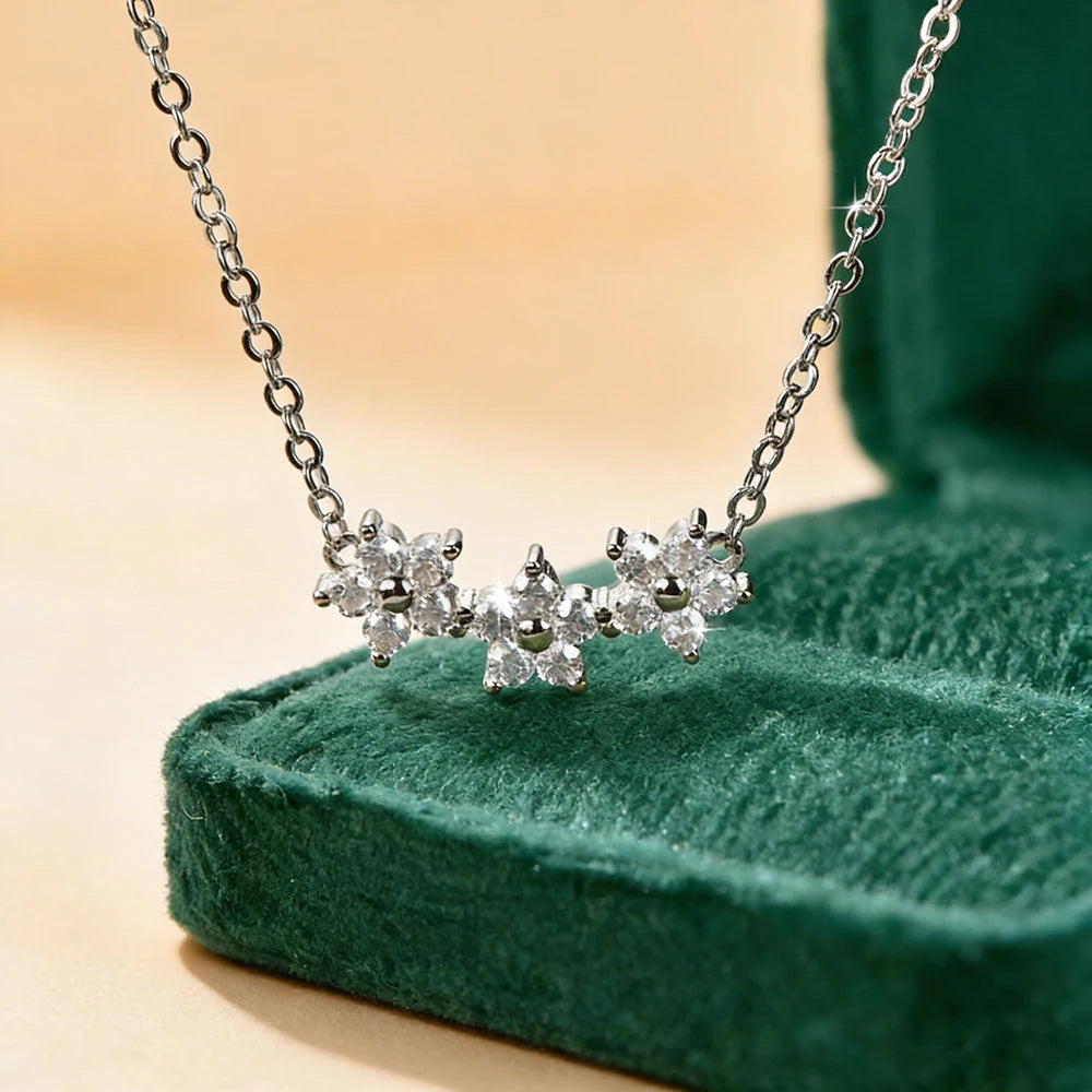 Collier Trèfle Fleur Moissanite – Pendentif Porte-Bonheur Élégant pour Femme or jaune