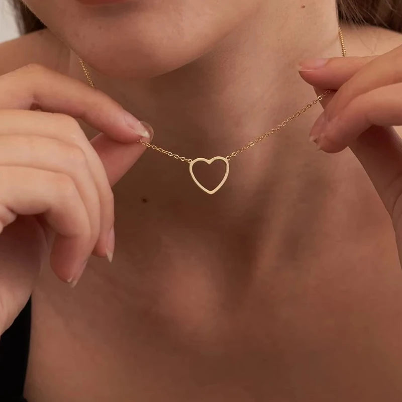 Collier Cœur Creux Minimaliste en Acier Inoxydable – Pendentif Romantique