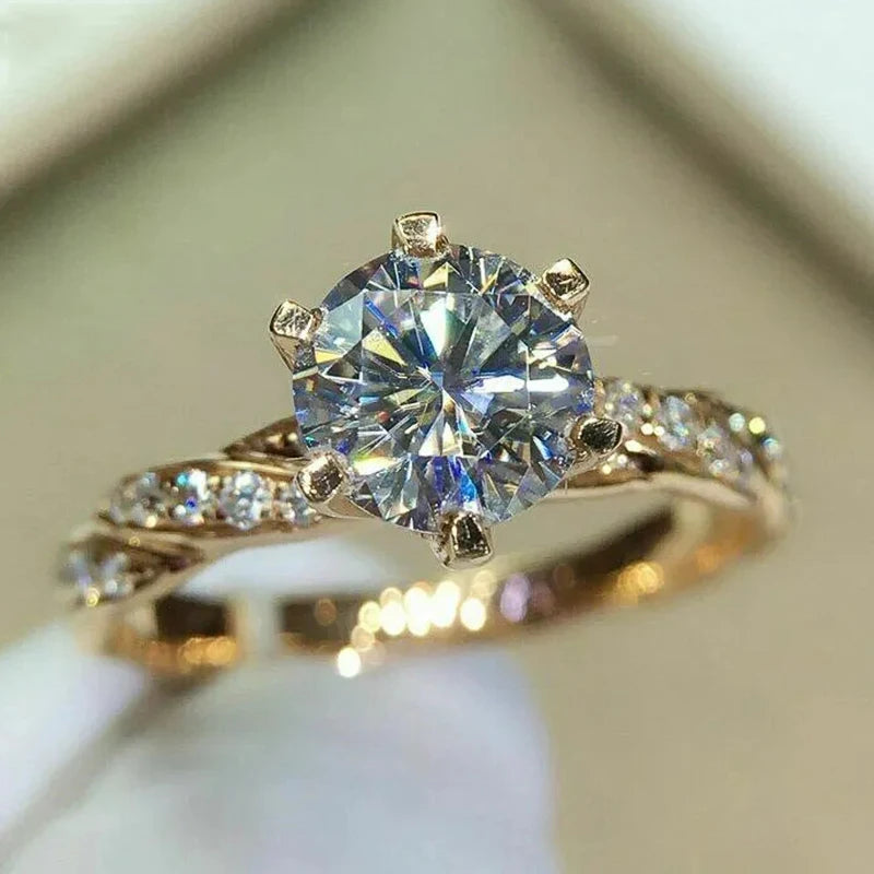 Bague femme en zircon cubique 6 griffes plaquée or  –  style classique.