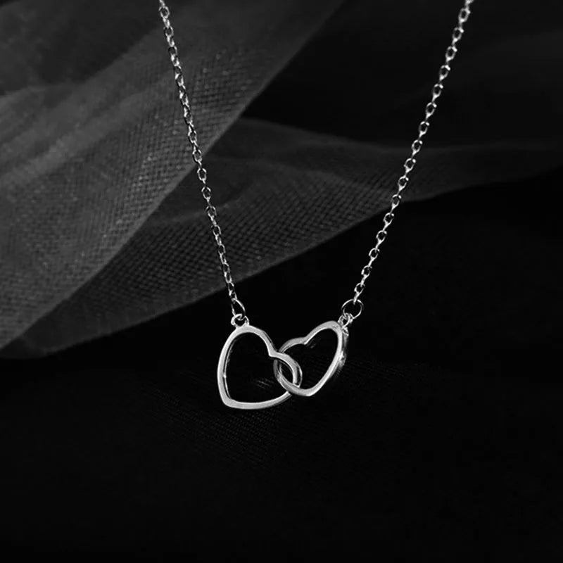 Collier ALORA Double Cœur argentée – Bijou Élégant et Romantique pour Femme