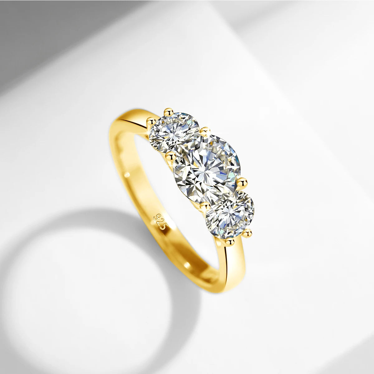 Bague femme en moissanite 2 ct plaqué or – éclat diamant, style éternité élégant.