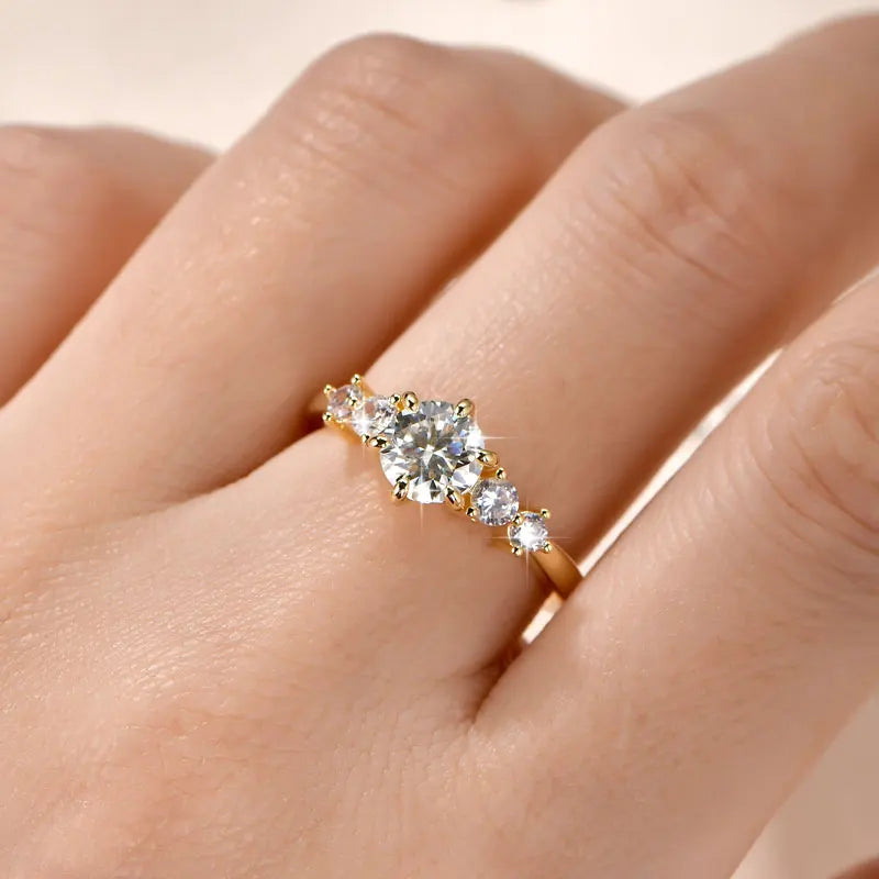 Bague femme plaqué or – serti 6 griffes, style classique élégant.