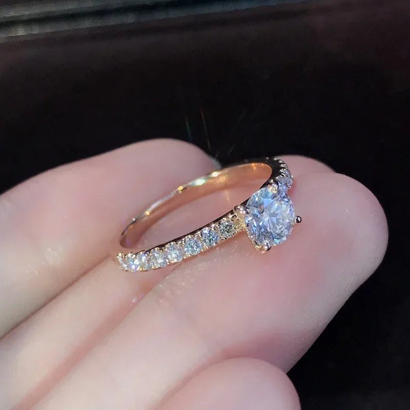 Bague femme zircon rond serti 4 griffes plaquée or – design classique et discret.