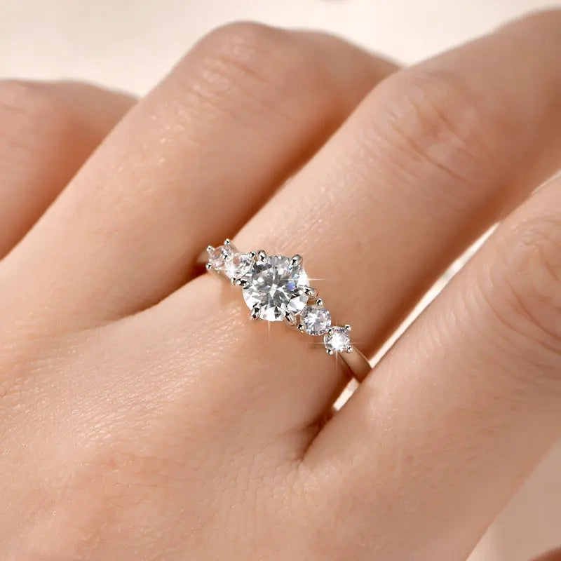 Bague femme plaqué or – serti 6 griffes, style classique élégant.