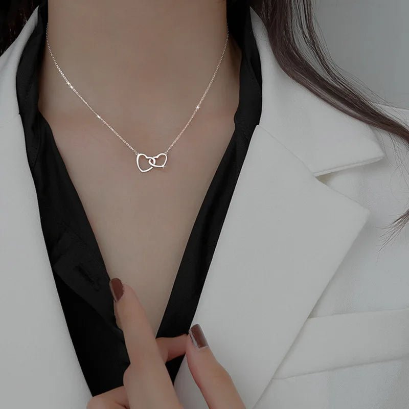 Collier ALORA Double Cœur argentée – Bijou Élégant et Romantique pour Femme
