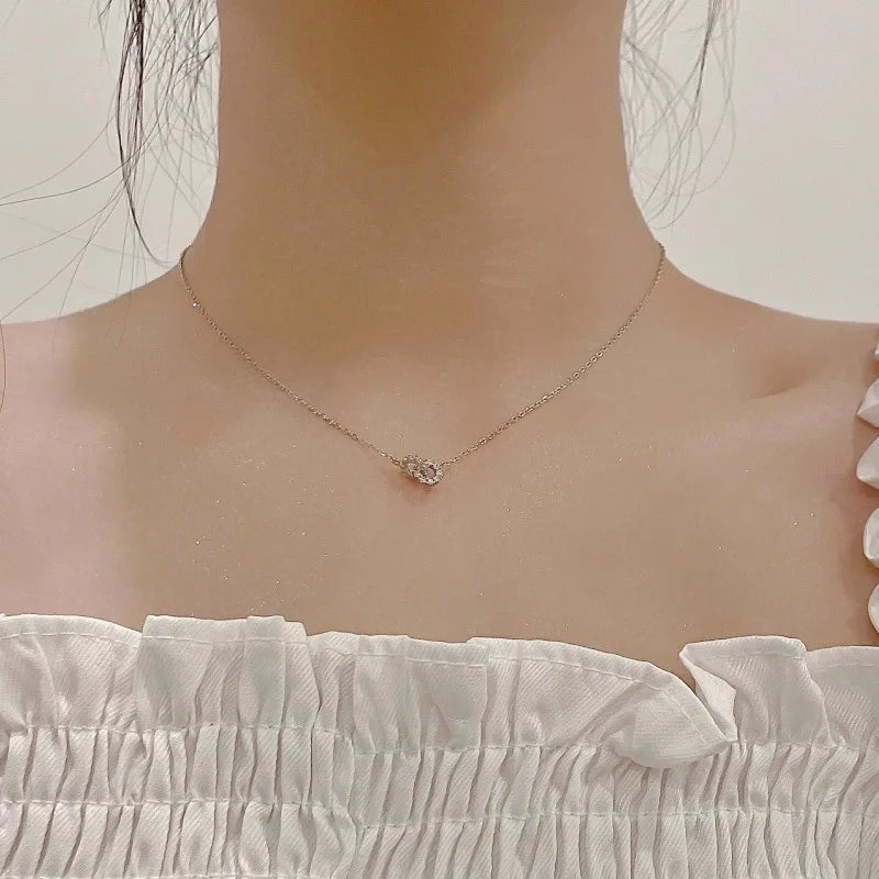 Collier Double Anneaux Entrelacés ALORA argentée – Pendentif Zircon Élégant et Raffiné