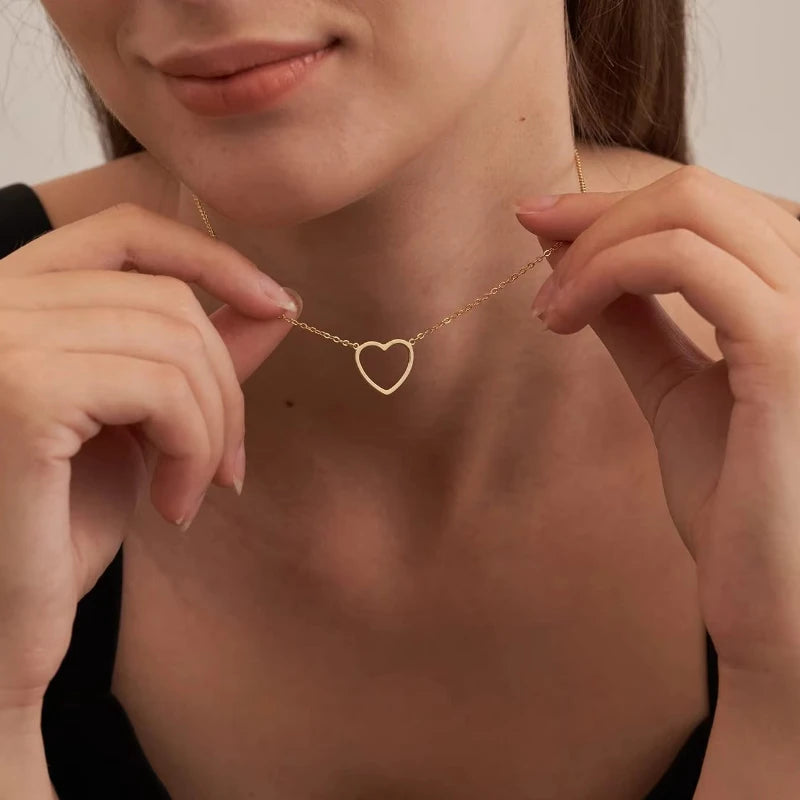 Collier Cœur Creux Minimaliste en Acier Inoxydable – Pendentif Romantique