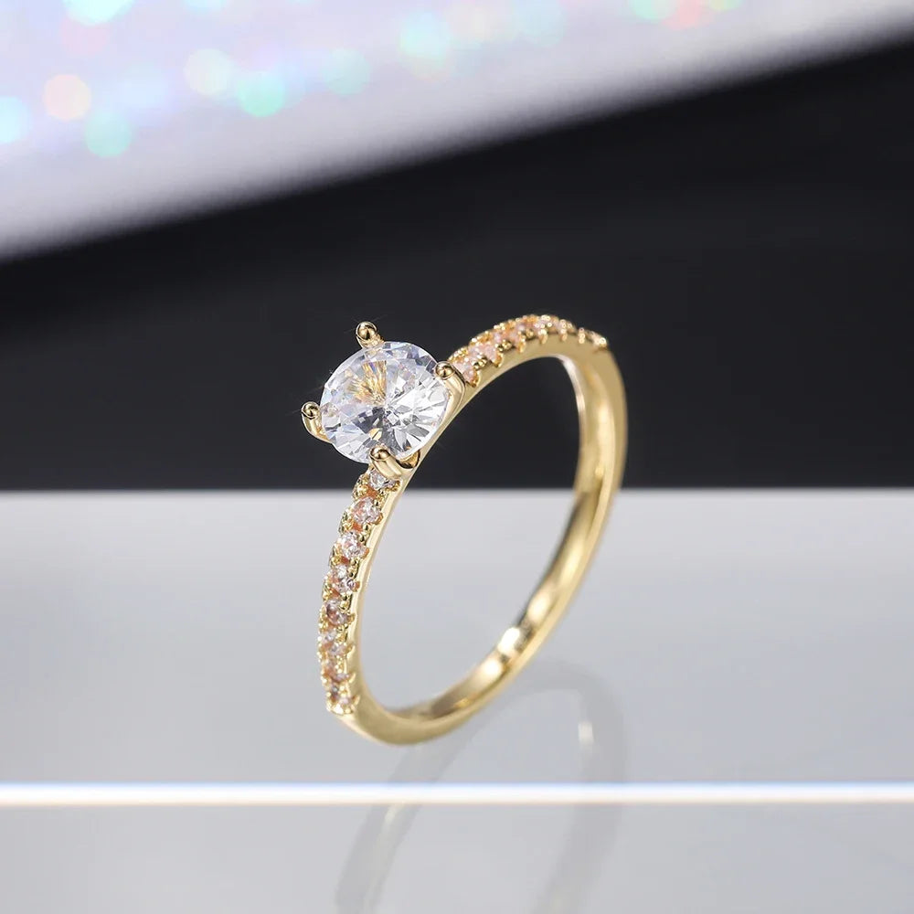 Bague femme zircon rond serti 4 griffes plaquée or – design classique et discret.