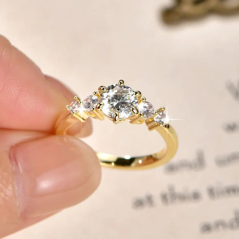 Bague femme plaqué or – serti 6 griffes, style classique élégant.