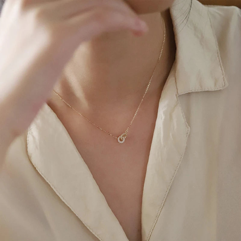 Collier Double Anneaux Entrelacés ALORA argentée – Pendentif Zircon Élégant et Raffiné