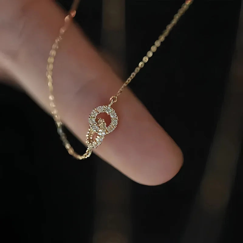 Collier Double Anneaux Entrelacés ALORA argentée – Pendentif Zircon Élégant et Raffiné