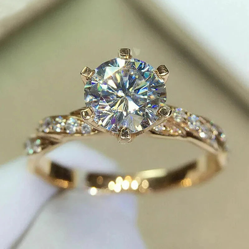 Bague femme en zircon cubique 6 griffes plaquée or  –  style classique.