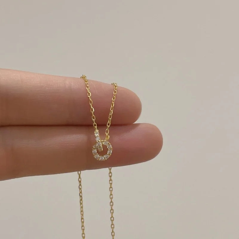 Collier Double Anneaux Entrelacés ALORA argentée – Pendentif Zircon Élégant et Raffiné