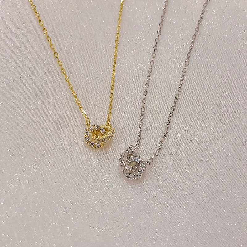 Collier Double Anneaux Entrelacés ALORA argentée – Pendentif Zircon Élégant et Raffiné