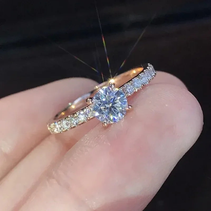 Bague femme zircon rond serti 4 griffes plaquée or – design classique et discret.