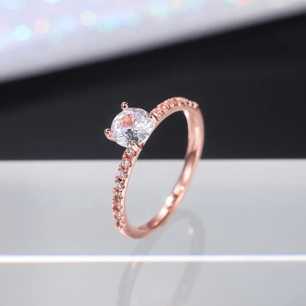 Bague femme zircon rond serti 4 griffes plaquée or – design classique et discret.