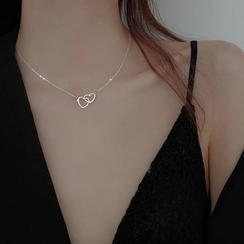 Collier ALORA Double Cœur argentée – Bijou Élégant et Romantique pour Femme