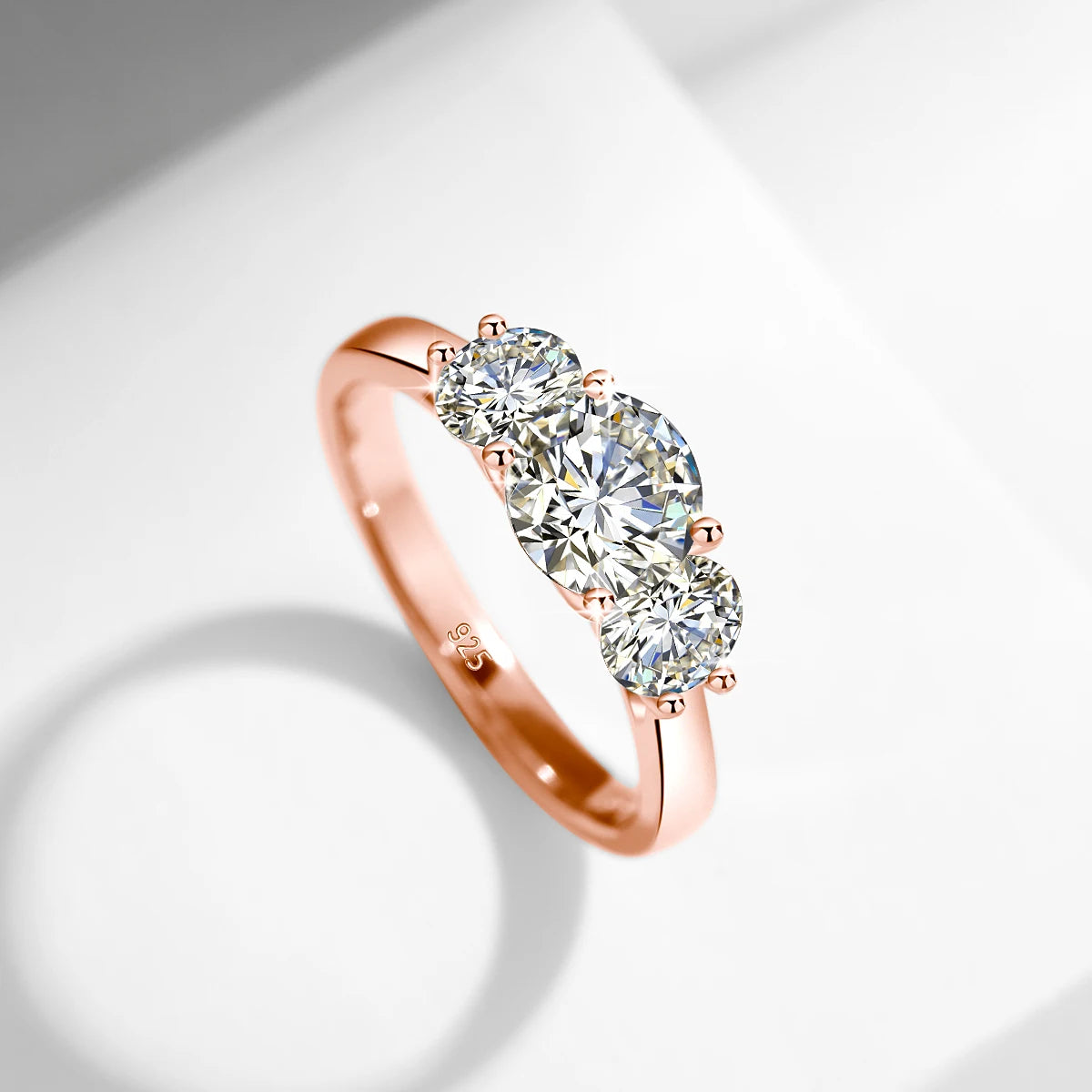 Bague femme en moissanite 2 ct plaqué or – éclat diamant, style éternité élégant.