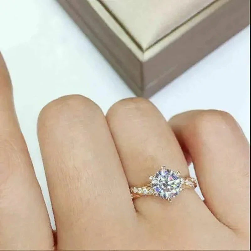 Bague femme en zircon cubique 6 griffes plaquée or  –  style classique.