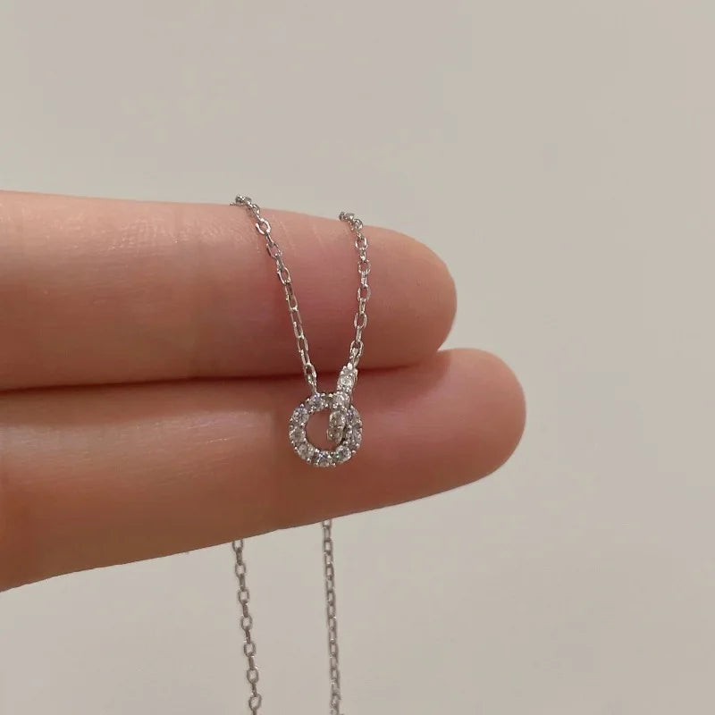 Collier Double Anneaux Entrelacés ALORA argentée – Pendentif Zircon Élégant et Raffiné