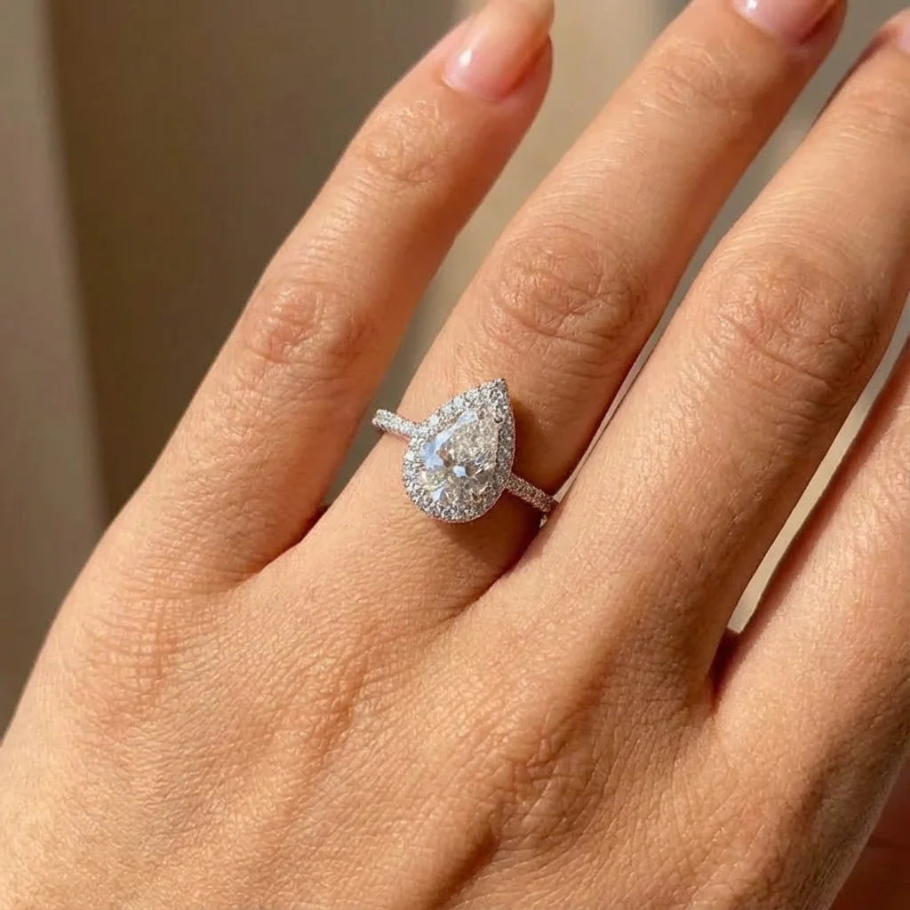 Bague femme plaquée argent avec zircon en forme de poire 1 carat – élégance simple et luxe.