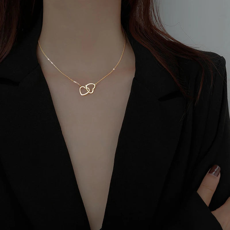 Collier ALORA Double Cœur argentée – Bijou Élégant et Romantique pour Femme