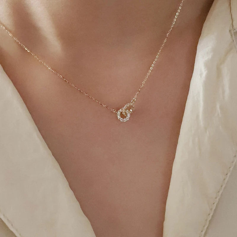 Collier Double Anneaux Entrelacés ALORA argentée – Pendentif Zircon Élégant et Raffiné