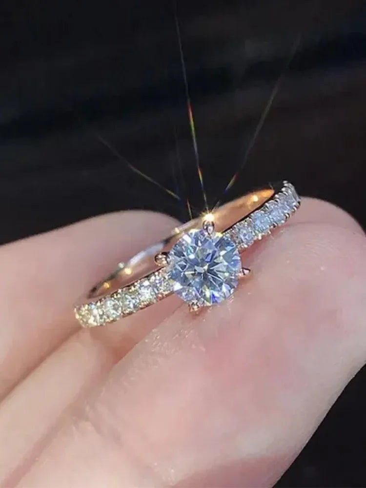 Bague femme zircon rond serti 4 griffes plaquée or – design classique et discret.