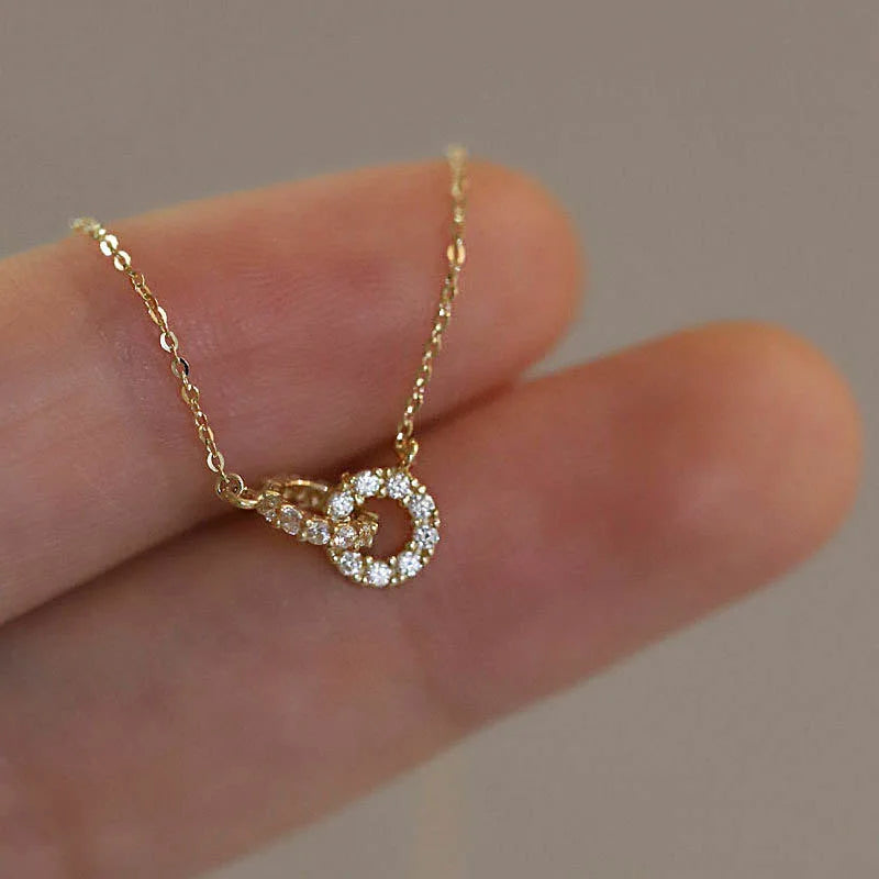 Collier Double Anneaux Entrelacés ALORA argentée – Pendentif Zircon Élégant et Raffiné