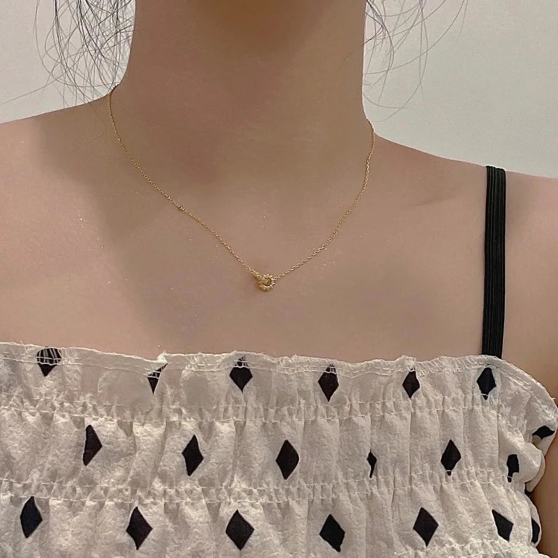 Collier Double Anneaux Entrelacés ALORA argentée – Pendentif Zircon Élégant et Raffiné