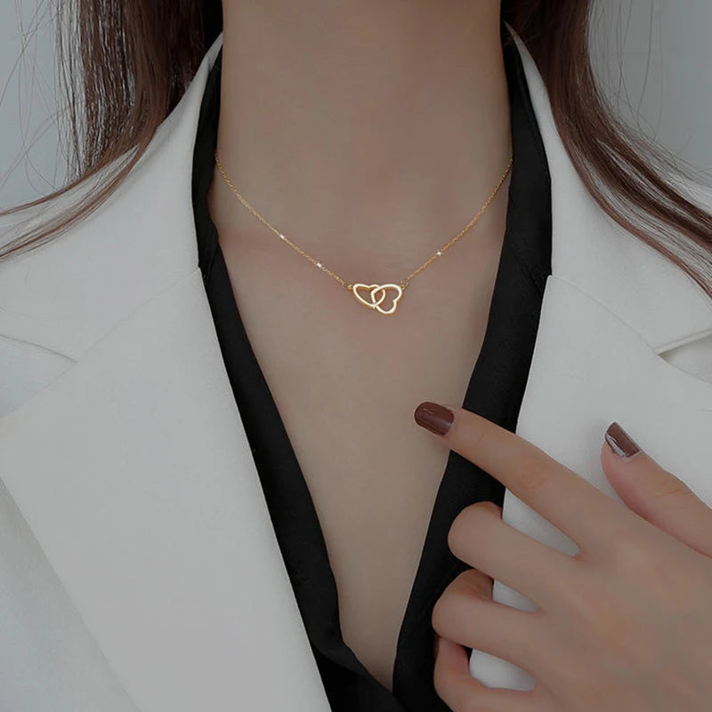 Collier ALORA Double Cœur argentée – Bijou Élégant et Romantique pour Femme