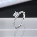 Bague femme zircon rond serti 4 griffes plaquée or – design classique et discret.