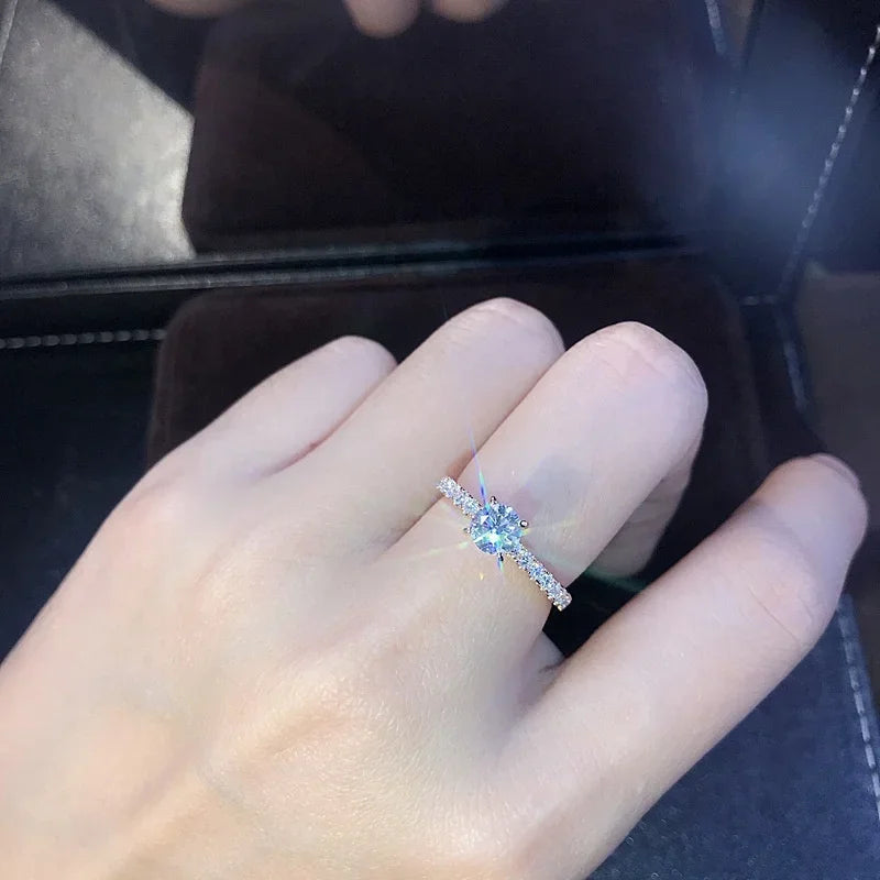 Bague femme zircon rond serti 4 griffes plaquée or – design classique et discret.