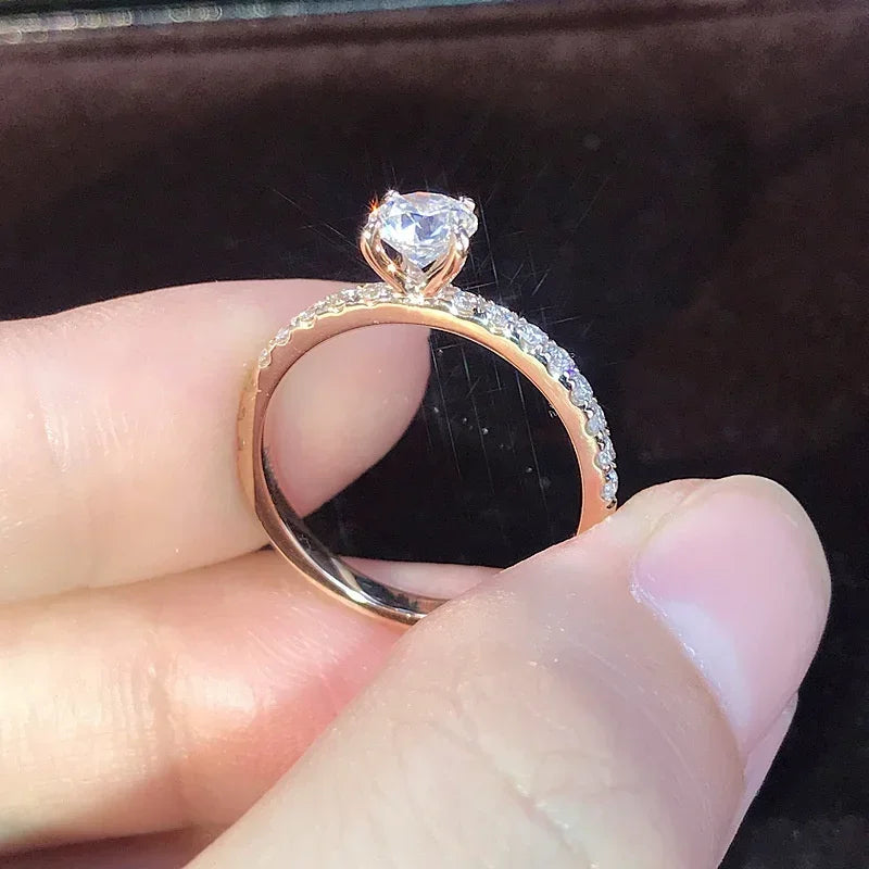 Bague femme zircon rond serti 4 griffes plaquée or – design classique et discret.
